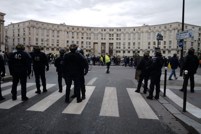 Un « gilet jaune » face aux forces de l’ordre, samedi 7 décembre, place de Catalogne à Paris.