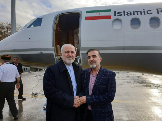 Mohammad Javad Zariff, à gauche, pose dans une photographie non datée avec Massoud Soleimani, un otage iranien aux Etats-Unis libéré dans le cadre d’un échange de prisonniers.