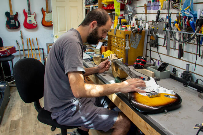 Le luthier professionnel Avishay Shabbat de l’atelier de réparation Guitar Groomer effectue les réglages sur la Fender HSS Bullet Strat.