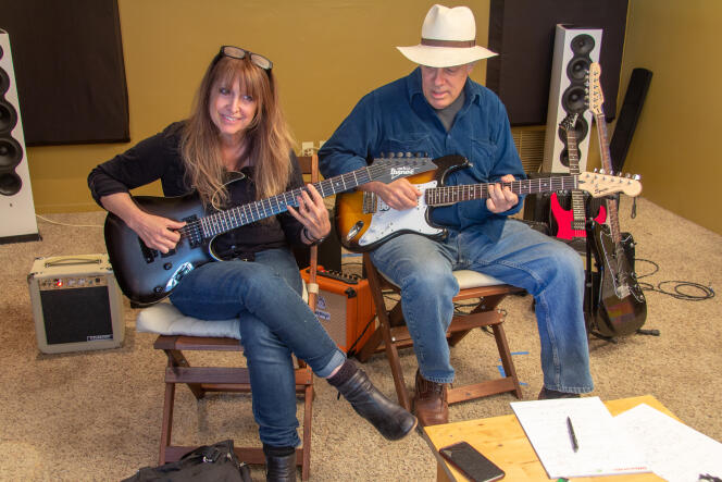 Lynn Shipley Sokolow et Fred Sokolow en train de tester l’Ibanez GRGA120 Gio et la Fender HSS Bullet Strat.