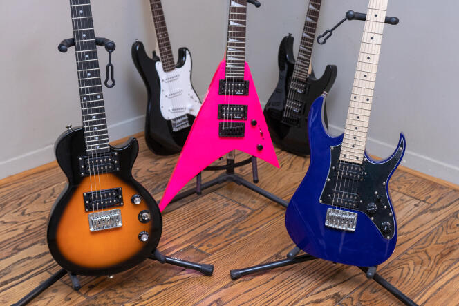 Ces guitares de petite taille sont destinées aux adolescents ou à une utilisation en voyage. De gauche à droite, l’Epiphone Les Paul Express, la Squier by Fender Mini Strat, la Jackson Rhoads Minion, la Jackson Dinky Minion et l’Ibanez GRGM21 Mikro.