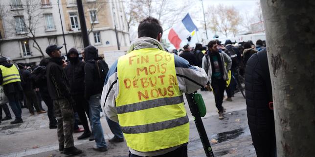 Un an après, les « gilets jaunes » ont-ils fait dévier Macron de son programme ?