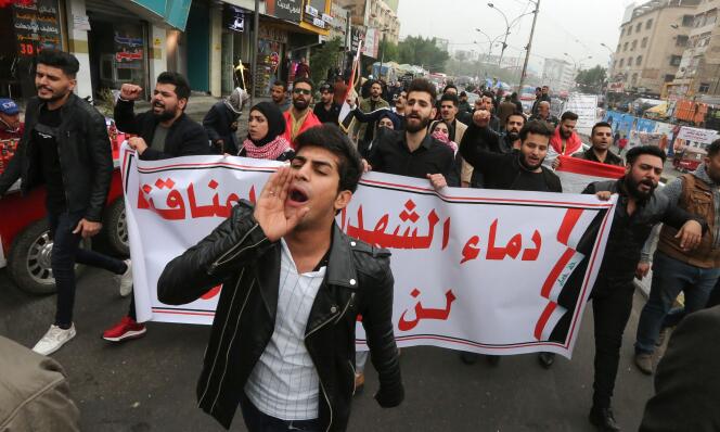 Des manifestants avec une banderole « Le sang des martyrs ne sera pas vain » sur la place Tahrir, Bagdad, le 7 décembre.