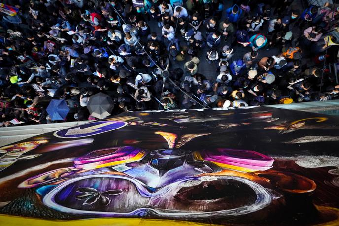 Des manifestants dans les rues de Hongkong, le 8 décembre.
