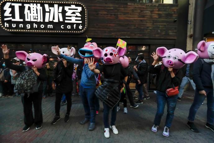 Des manifestants dans les rues de Hongkong, le 8 décembre.