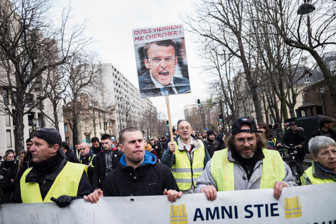 Acte 56 de la mobilisation des « gilets jaunes » à Paris. Aux abords de la prison de la Santé un manifestant tient une pancarte sur laquelle figure Emmanuel Macron et où on peut lire : « Qu’ils viennent me chercher ».
