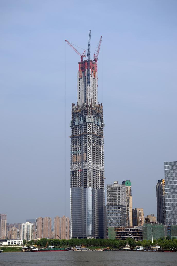 Le Wuhan Greenland Center, photographié le 1er avril 2017. La construction de la tour est actuellement en pause depuis plus d’un an.