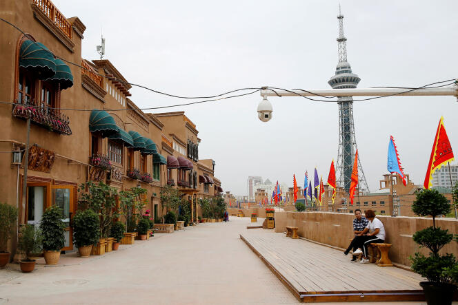 Une caméra de surveillance à Kashgar (Xinjiang), en septembre 2018.