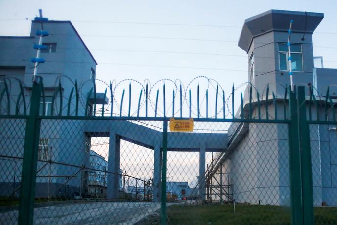 Devant le camp d’internement de Ouïgours de Dabancheng, au Xinjiang (Chine), le 4 septembre 2018.