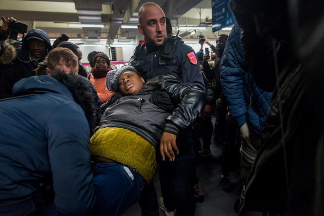 Le 9 décembre, une femme qui attendait le RER B est evacuée après une cohue Gare du Nord.