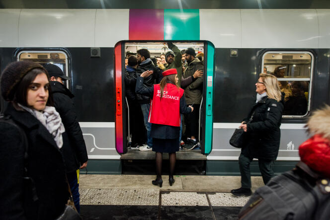 Malgré les nombreux agents SNCF déployés le long du quai, la circulation est difficile Gare du Nord, le 9 décembre.