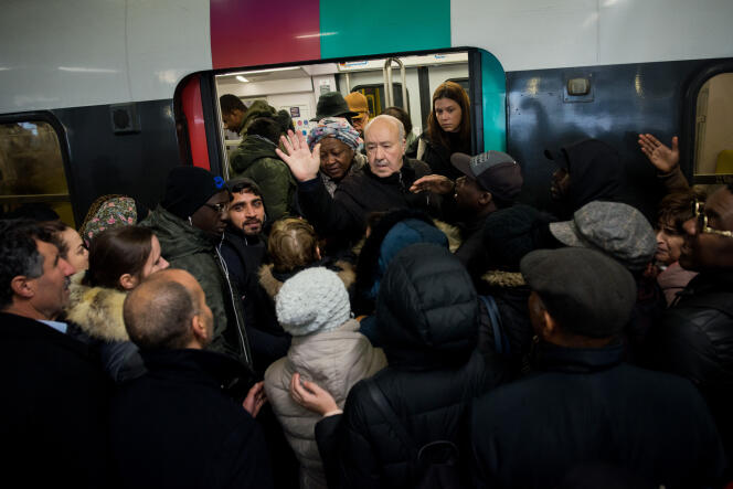 Des voyageurs essaient de prendre le RER B à la Gare du Nord, le 9 décembre.
