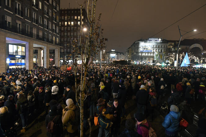 Rassemblement au centre de Budapest de plusieurs milliers d’artistes et de citoyens anonymes pour protester contre un projet de loi du gouvernement concernant le contrôle sur les théâtres du pays, le 9 décembre.