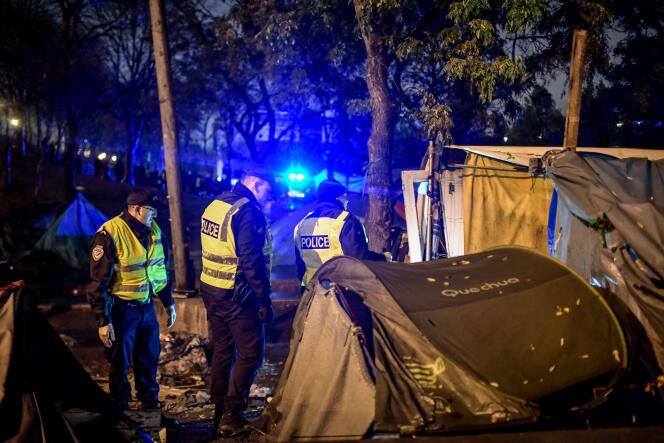 La police évacue un campement à Paris, le 7 novembre.