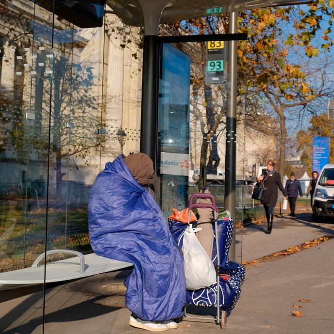 « L’architecture du mépris, c’est une manière d’aménager l’espace en ciblant un certain type d’individus, comme les sans-abri. Supprimer les bancs, privilégier un mobilier assis-debout, cela nous vise tous », explique Mickäel Labbé. Ici, un abribus parisien.