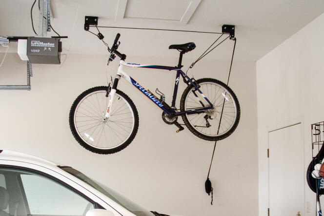 Installé dans un garage sur cette photo, le range-vélos de plafond signé Gear Up est tout aussi adapté aux appartements à plafonds hauts.
