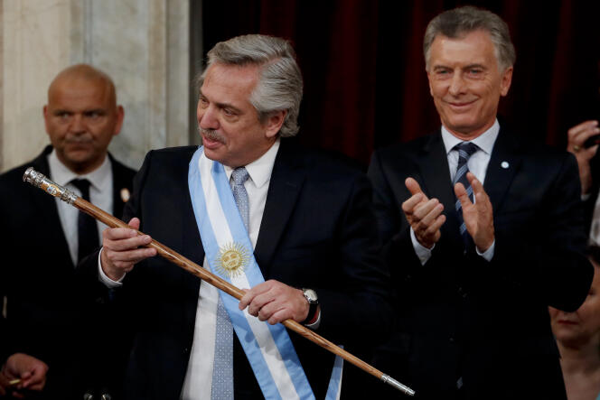 Alberto Fernandez tient la canne présidentielle lors de sa prise de fonctions à la tête de l’Etat argentin, le 10 décembre, à Buenos Aires.