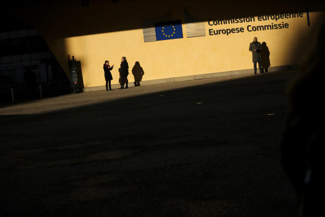 Devant les locaux de la Commission européenne, à Bruxelles, le 10 décembre.