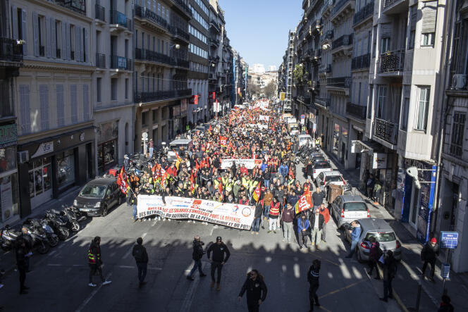 La mobilisation contre la réforme des retraites a rassemblé 12 000 personnes à Marseille, le 10 décembre.