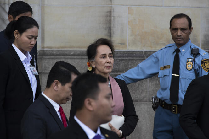 Aung San Suu Kyi quitte la Cour internationale de justice après un premier jour d’audience à La Haye, aux Pays-Bas, le 10 décembre 2019.