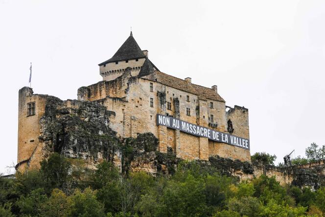 Une banderole suspendue à un château de Beynac-et-Cazenac, sur laquelle on lit « Non à la destruction de la vallée », le 2 novembre 2018.