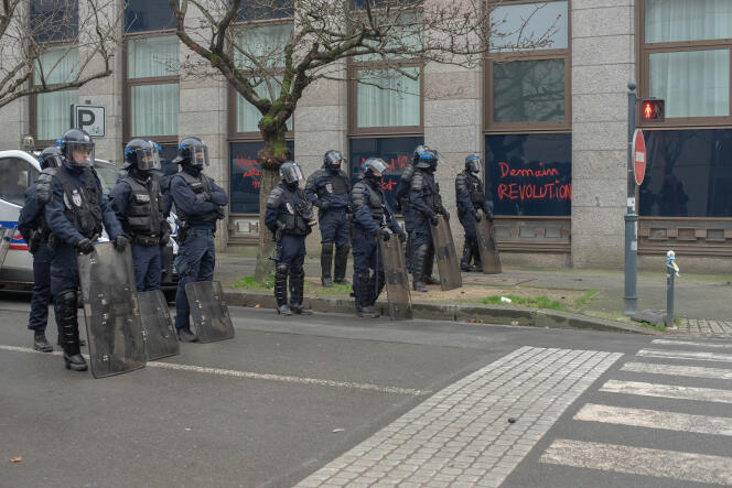 Des policiers encerclent les manifestants lors de la mobilisation contre la réforme des retraites à Rennes, le 10 décembre.