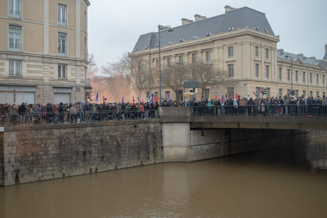 Le cortège de la manifestation sur le quai Emile-Zola à Rennes, le 10 décembre.