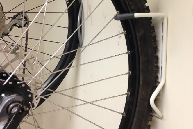 Même si une roue et un pneu de VTT tiennent dans le Racor, ce support convient mieux aux vélos aux roues et pneus plus étroits.