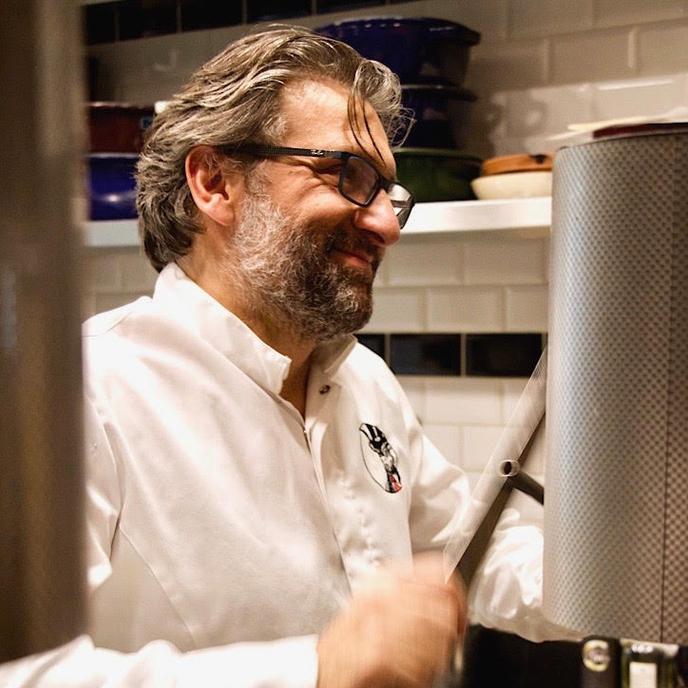 Bruno Doucet, dans sa cuisine de La Régalade, haut lieu de la bistronomie parisienne