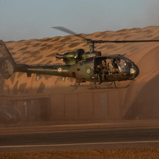 Le 5 decembre 2019, base de Gao, Mali. La base accueille environ 1800 soldats. Un helicoptère Gazelle part en opération.