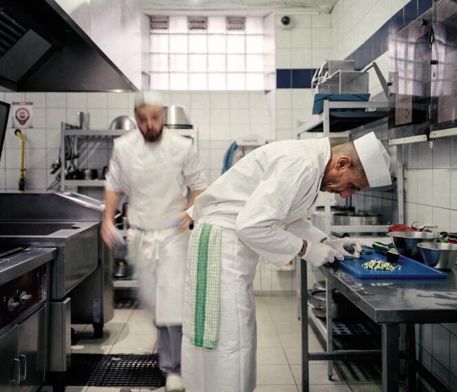 Le 16 octobre, dans la cuisine de la maison d’arrêt du Puy-en-Velay, en Haute-Loire, deux prisonniers confectionnent une brioche façon pain perdu.