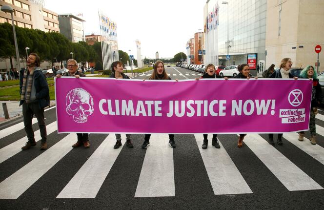 Des militants manifestent contre le changement climatique alors que le sommet COP25 sur le climat se tient à Madrid, en Espagne, le 9 décembre.