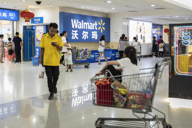 A l’entrée d’un supermarché Walmart, à Xiamen (Chine), le 26 août.