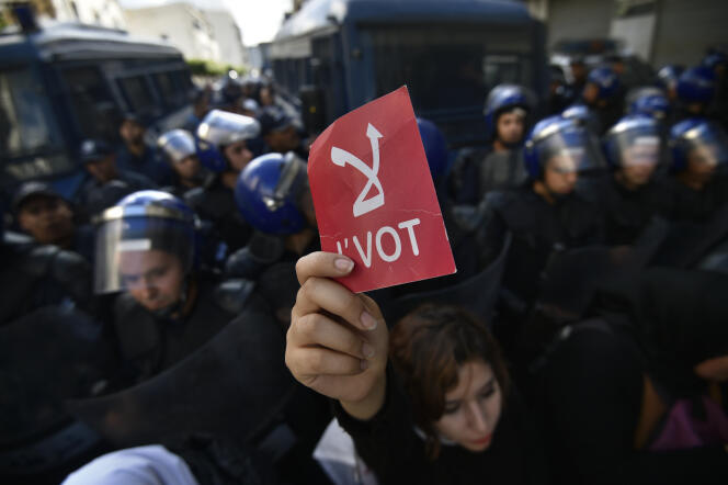 Un carton rouge brandi en signe de refus de la tenue de l’élection présidentielle du 12 décembre à Alger, le 10 décembre 2019.