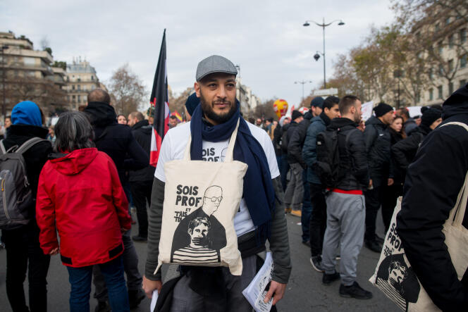 Un manifestant, boulevard des Invalides, à Paris, mardi 10 décembre, lors de la manifestation  interprofessionnelle et intersyndicale contre le projet de réforme des retraites.