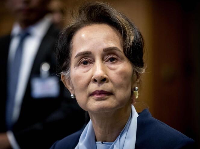 Aung San Suu Kyi se rend devant la Cour internationale de justice des Nations unies le 11 décembre 2019 au palais de la Paix de La Haye, le deuxième jour de son audience sur l’affaire du génocide des Rohingya.