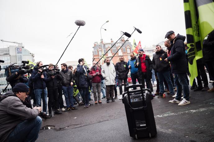 Les cheminots de la gare de Lyon écoutent le discours d’Edouard Philippe sur la réforme des retraites, à Paris, le 11 décembre.