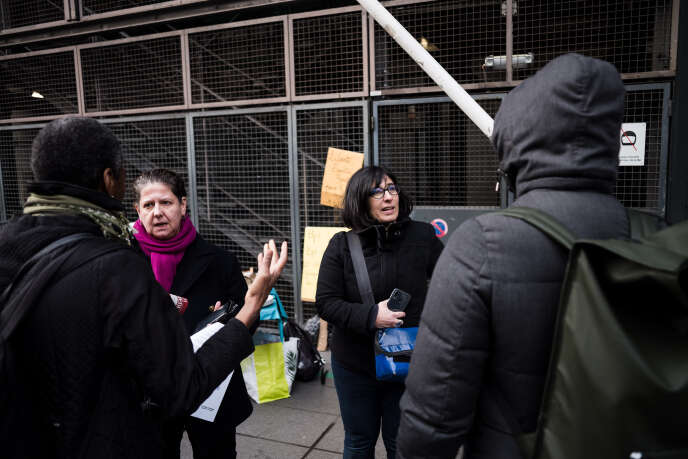 Aurélie, à droite, est bibliothécaire à la BPI du Centre Pompidou. Elle explique le 11 décembre les raisons de la fermeture aux visiteurs.