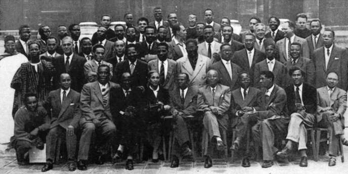 Photo de famille du premier Congrès international des écrivains et artistes noirs, en septembre 1956, à Paris, où figurent, entre autres personnalités : Alioune Diop, Aimé Césaire, Léopold Sédar-Senghor, James Baldwin, Richard Wright, Edouard Glissand, Léon-Gontran Damas...