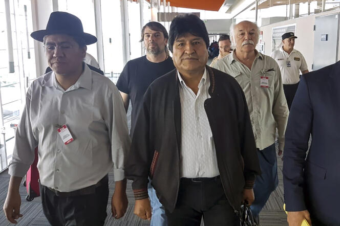 Evo Morales (au centre) à l’aéroport de Buenos Aires, lors deson arrivée en Argentine le 12 décembre 2019.