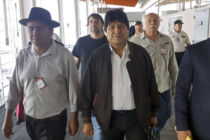 Evo Morales (au centre) Ã  lâ€™aÃ©roport de Buenos Aires, lors deson arrivÃ©e en Argentine le 12 dÃ©cembre 2019.