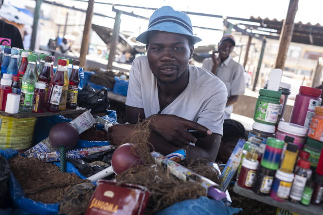 Un guérisseur traditionnel vend des articles sur le marché local de Beira, au Mozambique, en mars 2019.
