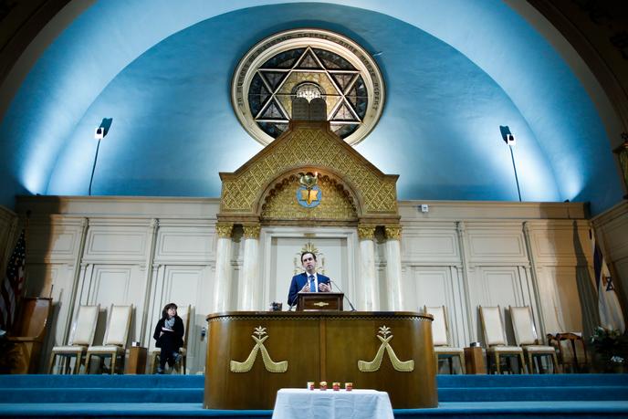 Le maire de Jersey City, Steven Fulop, s’exprime lors d’une veillée en hommage aux victimes de la fusillade, le 11 décembre 2019.