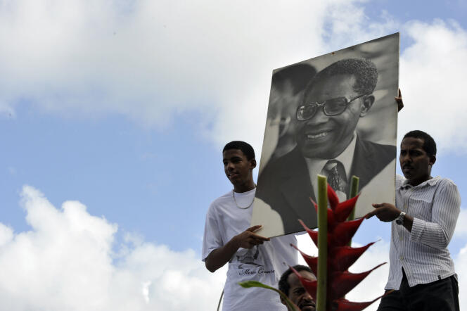 Le 28 avril 2008, à Fort-de-France, en Martinique, cérémonie d’hommage au poète et homme politique français Aimé Césaire, originaire de la Martinique et décédé dix jours plus tôt. La famille de l’inventeur de la « négritude » a refusé qu’il entre au Panthéon, malgré l’insistance du président Sarkozy.