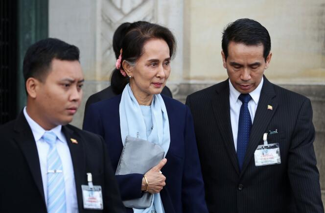 Aung San Suu Kyi quitte la salle d’audience de la Cour internationale de justice à La Haye (Pays-Bas), le 11 décembre.