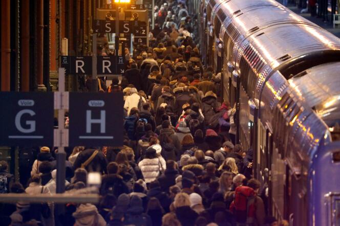Reizigers op het Gare de Lyon in Parijs tijdens een staking van alle SNCF-vakbonden in december 2019.