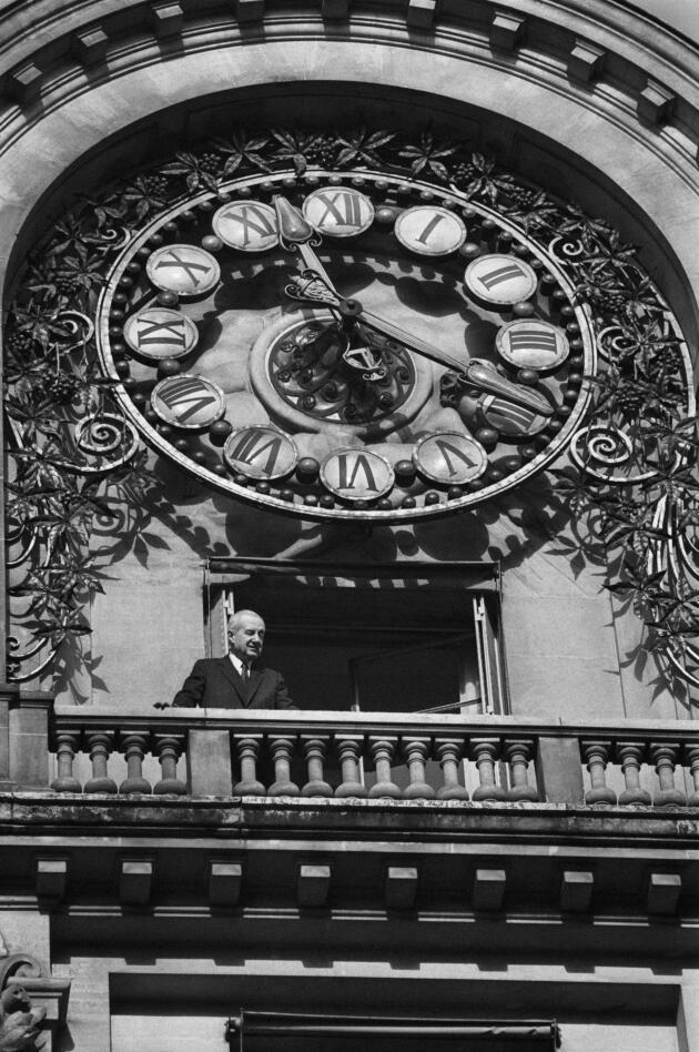 Hubert Beuve-Méry devant l’horloge du siège du journal à Paris, en 1978.