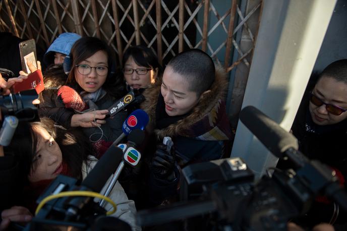 Li Wenzu (au centre), épouse de l’avocat Wang Quanzhang emprisonné depuis quatre ans, le 28 décembre 2018 à Pékin.