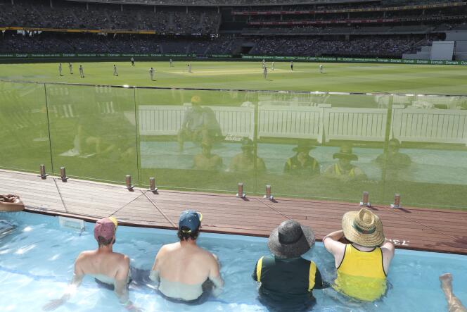 Des spectateurs regardent un match de cricket (Australie-Nouvelle-Zélande) depuis une piscine dans un stade de Perth, sur la côte ouest de l’Australie, le 12 décembre.