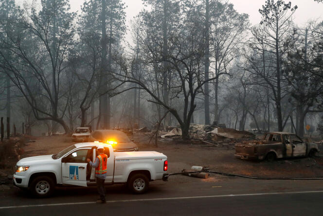 Un employé de la compagnie d’électricité PG & E, après l’incendie Camp Fire, à Paradise (Californie), le 14 novembre 2018.
